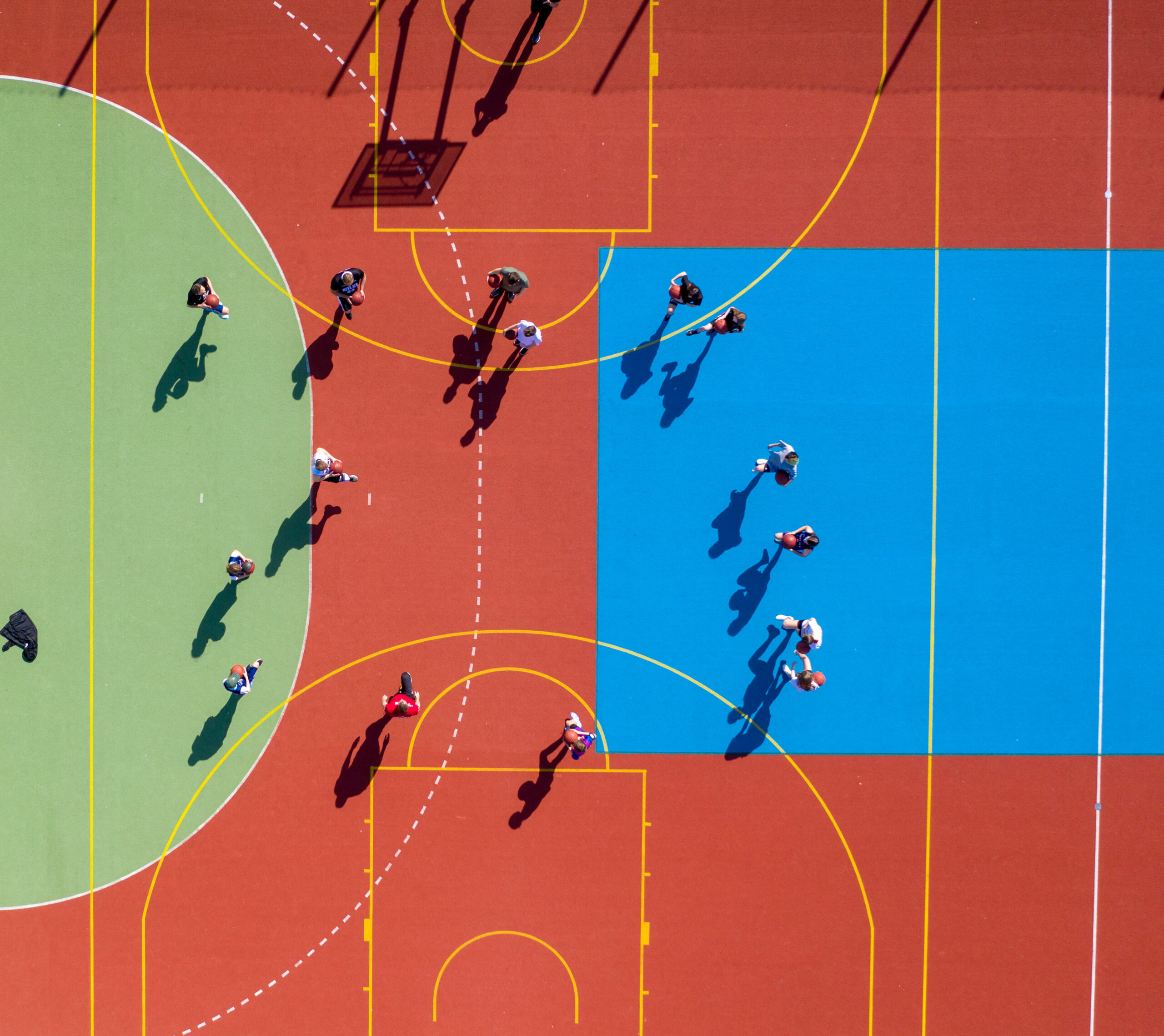 topdown koszykarzy na boisku zdjęcie z drona