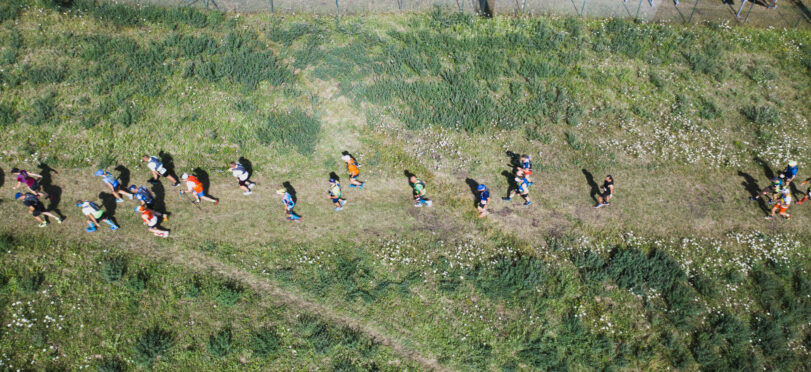 biegacze wbiegają pod górę zdjęcie z drona